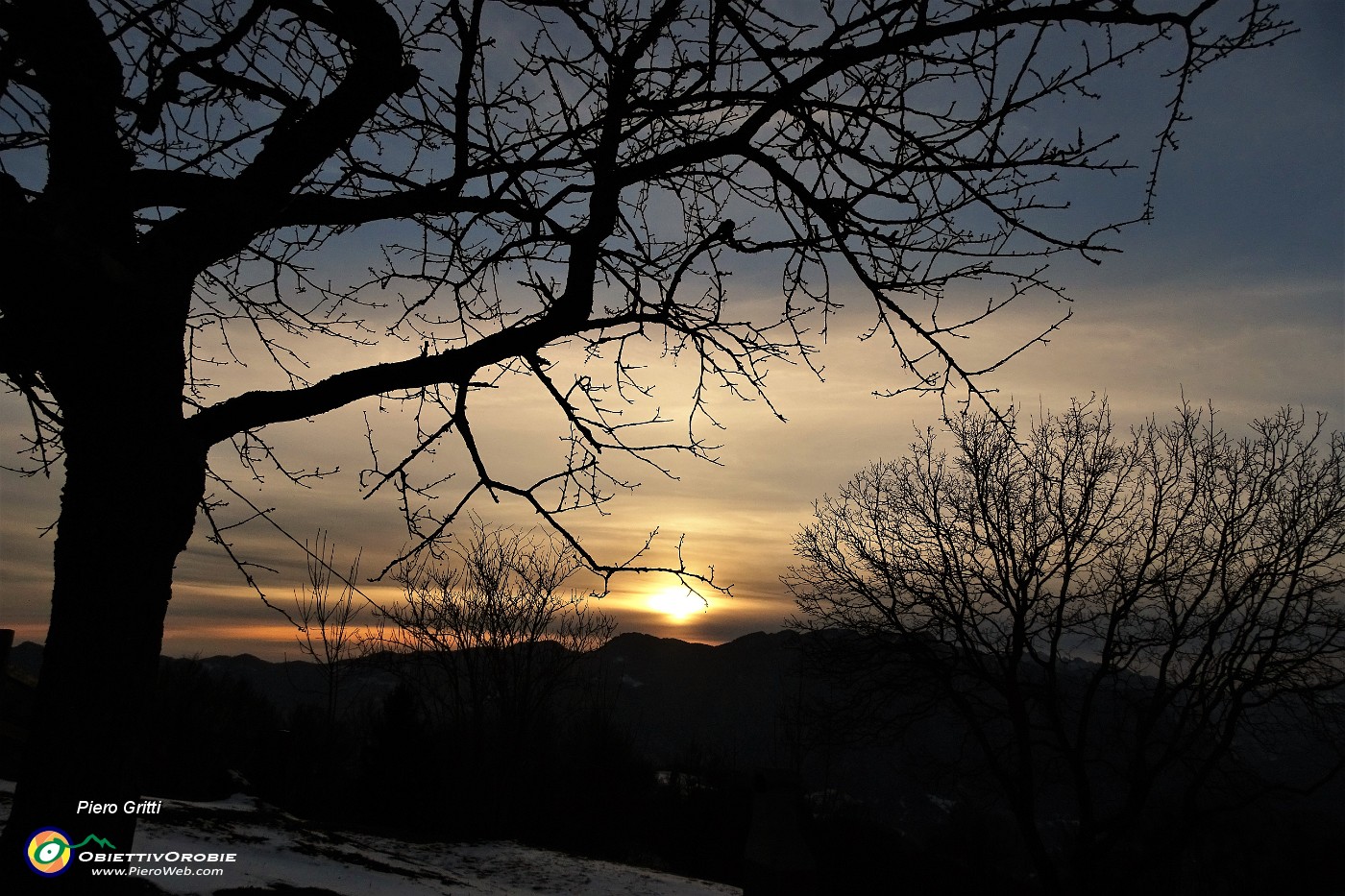 85 Il sole tramonta  nascosto dietro le nuvole.JPG